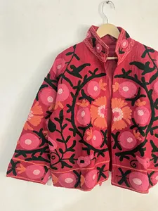 Chaqueta Vintage Suzani Rosa de Algodón con Bordado Floral a Mano, Estilo Boho Étnico para Mujer, Cuello Alto, Prenda de Moda - Product Image 3