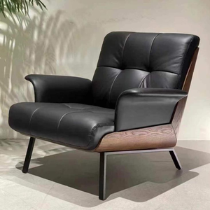 Fauteuil lounge en teck massif avec structure sculptée et assise profondément rembourrée recouverte d'un revêtement noir de qualité supérieure - Product Image 1