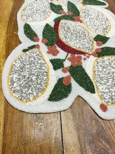Chemin de table brodé avec des feuilles blanches, du feuillage vert et des baies rouges, décoration traditionnelle pour la maison, tissu lavable - Product Image 2