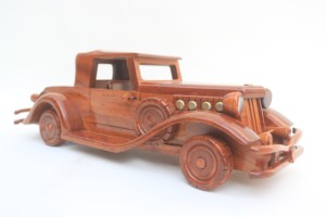 Modèle de voiture vintage en bois artisanal DUESENBERG MODEL SJ "SWEEP PANEL" PHAETON de 1933 pour souvenir, cadeau ou décoration de table - Product Image 2