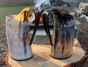 Jarra Vikinga Hecha a Mano con Cuerno Natural y Base de Madera para una Experiencia Medieval Auténtica - Product Image 1