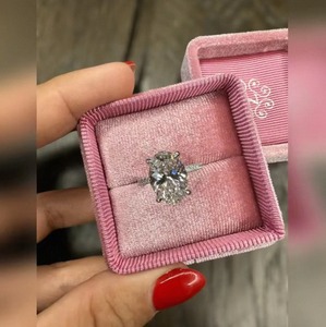 Anillo de Diamante Ovalado de Lujo Cultivado en Laboratorio en Plata de Ley 925 para Mujer, Perfecto para Regalo de Compromiso, Boda y Aniversario - Product Image 6
