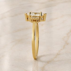 แหวนเพชร U And Me Lab Grown Diamond 2.01 กะรัต ทรงมาร์คีส์ ประดับเพชรสามเม็ด ตัวเรือนทองคำแท้ 14K ของขวัญสุดหรูสำหรับงานปาร์ตี้ - Product Image 3