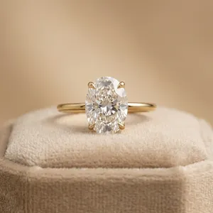 Bague de fiançailles en or 14 carats avec diamant ovale central et quatre griffes, bijoux de mariée - Product Image 2