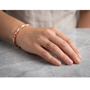 Ensemble de bijoux bracelet torsadé traditionnel et bague, ton or rose, style artisanal, bracelet ouvert ton cuivre - Product Image 1