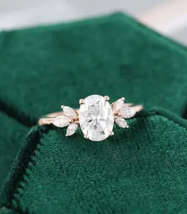 Anillo de compromiso para mujer con diamante simulado de corte ovalado de 2,00 quilates, chapado en oro rosa de 14 quilates - Product Image 3