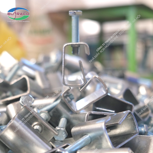 Les colliers de serrage sont utilisés pour les systèmes de toiture sans vis dans les usines industrielles. Le produit est disponible en grandes quantités - Product Image 4