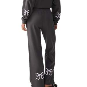 Pantalones de chándal anchos personalizados para mujer, de cintura alta, holgados, informales, con estampado de lazo, OEM, al por mayor, de algodón y forro polar - Product Image 5