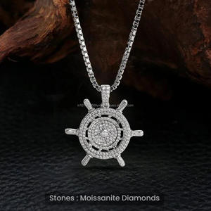 Collier pendentif boussole personnalisé en argent sterling 925 avec détails pavés de diamants moissanite - Product Image 1
