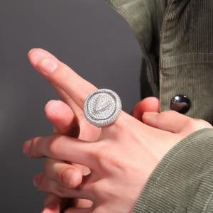 Bagues personnalisées de haute qualité pour hommes, style Hip Hop, avec lettres incrustées de zircons cubiques, monture pavée, finition or, pour tiers - Product Image 4