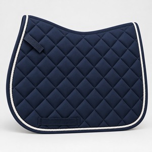 Tapis de selle pour chevaux de couleur personnalisée, dotés d'une doublure respirante, d'un tissu extérieur résistant et d'un soutien rembourré pour différents sports équestres. - Product Image 5