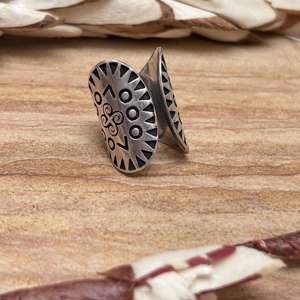 Bague large géométrique tribale en laiton pour homme, finition argent oxydé, motif symbole gravé, vente en gros - Product Image 4