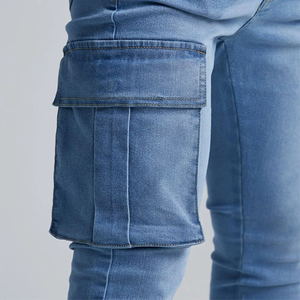 Jean cargo slim pour homme, taille mi-haute, en denim bleu délavé, style décontracté avec poches, logo avant, idéal pour le printemps - Product Image 5