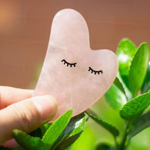 Outil de massage facial Gua Sha en quartz rose, pierre rose naturelle, outil de soin de la peau, outil de grattage artisanal, massage du visage, bien-être - Product Image 6