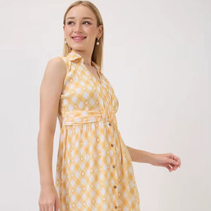 Venta al por mayor: Vestido formal amarillo con estampado floral, cuello, sin mangas, largo midi, bajo acampanado, de georgette, lavable, natural. - Product Image 1