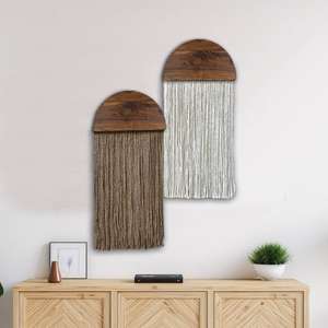 Decoración de pared redonda de madera hecha a mano, estilo bohemio, con flecos de borlas en tonos tierra naturales para decoración de pared en el hogar u oficina. - Product Image 3