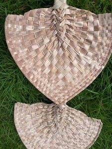 Abanico de mano ecológico tejido a mano con hojas de palma, abanico refrescante con forma de hoja de paja natural, estilo tropical bohemio, recuerdo para bodas y fiestas. - Product Image 3