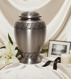 Offre Spéciale – Urnes Funéraires Modernes de Luxe en Métal Argenté pour Services Funéraires – Emballage Écologique Hermétique – Taille Personnalisable - Product Image 1