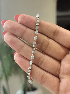 Pulsera de Lujo QUBE STAR para Mujer, Oro de 14K, Diamante Cultivado en Laboratorio de 3.70 Quilates con Corte Pera, Diseño Floral con Eslabones Alternados - Product Image 2