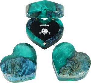 Boîte à bague en forme de cœur - Boîte à bague de fiançailles en résine et bois faite à la main, boîte cadeau personnalisée pour demande en mariage avec intérieur en velours - Product Image 1
