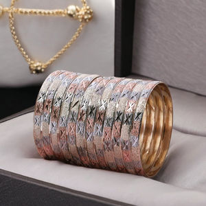 Brazaletes chapados en oro de 3 tonos al por mayor, brazaletes de latón de 3 tonos personalizados, brazaletes de joyería de moda, brazaletes de lujo rellenos de oro tricolor - Product Image 5