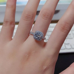 Bague solitaire halo personnalisée en moissanite de 1,5 carat pour femme, en argent sterling, sertie à griffes, certifiée par un tiers, bijoux fins - Product Image 6
