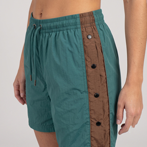 Shorts coupe-vent pour femmes à taille élastique avec boutons latéraux, shorts de sport pour femmes, shorts de course coupe-vent, shorts d'extérieur pour femmes avec boutons pression latéraux - Product Image 3