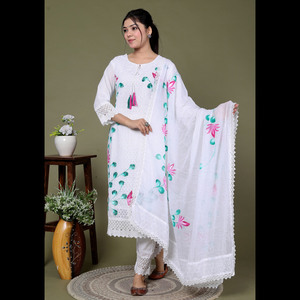 Elegante Conjunto Tradicional de Kurta de Algodón Blanco con Motivos Florales Pintados a Mano y Dupatta con Detalles de Encaje para Bodas Elegantes y Eventos Étnicos - Product Image 2