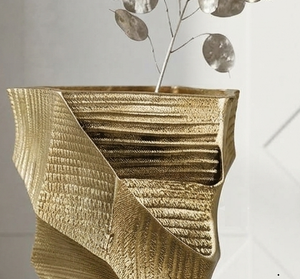 Wohnaccessoires Geometrische Goldene Metallvase mit Geripptem Facettiertem Design und Getrockneter Silberner Lunaria - Product Image 4