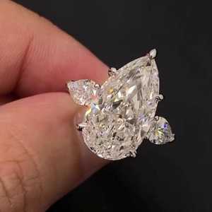 Bague à trois pierres en diamant de laboratoire en forme de poire 10 CT, sertissage cathédrale certifié IGI - Product Image 1