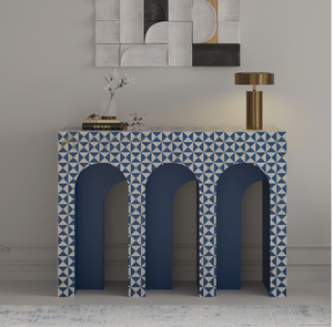 Console de salon grise douce avec incrustations en os et deux tiroirs à motifs floraux, sur un cadre en métal doré, en gros. - Product Image 6