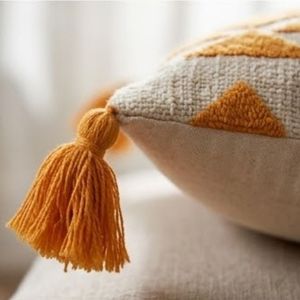 Housse de coussin géométrique brodée carrée en coton et lin style bohème avec pompons, lavable, fermeture enveloppe - Product Image 6