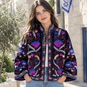 Chaqueta de terciopelo negro bordada floral para mujer con cuello alto y manga farol, abrigo con cremallera para mujer con manga farol y cuello alto - Product Image 1