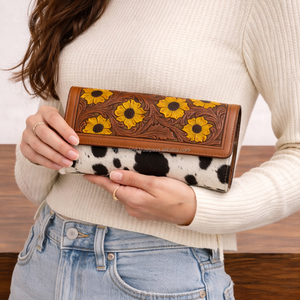 กระเป๋าสตางค์หนังแท้ลายดอกทานตะวันแกะสลักด้วยมือสำหรับผู้หญิง กระเป๋าคลัทช์หนังวัวลายขนสัตว์ กระเป๋าสตางค์ยาวสไตล์คาวเกิร์ล กระเป๋าคลัทช์ลายดอกไม้แบบวินเทจ - Product Image 3