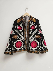 Manteau d'hiver vintage unique en velours brodé Suzani, fait main, tricoté, col montant, en coton, réversible, longueur standard - Product Image 1