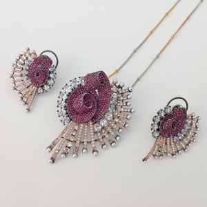 Ensemble collier et boucles d'oreilles de mariée en laiton plaqué or avec pierres précieuses, design bohème indien tendance pour femmes - Product Image 1