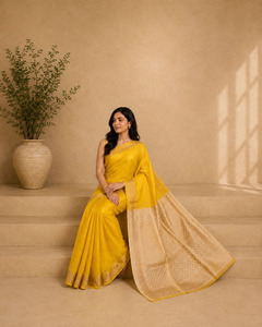 Sari en soie pure tissé à la main, jaune or lumineux, avec pallu en tissu Zari et brocart Banarasi, pour fêtes et cérémonies traditionnelles indiennes - Product Image 2