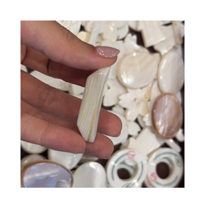 Pierres précieuses naturelles en nacre, morceaux irréguliers de nacre blanche pour la fabrication de bijoux - Product Image 3