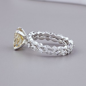 Anillo de Compromiso con Diamante Amarillo Cultivado en Laboratorio, Corte Radiante, Certificado por IGI, con Banda de Eternidad de Diamantes Marquise, Oro de 18K - Estilo Moderno - Product Image 2
