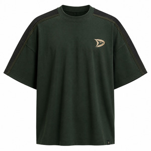 T-shirt oversize Y2K streetwear pour homme, tee-shirt en coton vert forêt avec épaules en mesh et logo brodé doré - Product Image 3