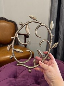 Salvamanteles esculpido de metal de hierro fundido para platos calientes que ofrecen una fuerte durabilidad y apariencia rústica para uso en la cocina - Product Image 2