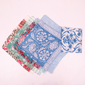 Bandanas en coton faits main à imprimé floral vintage, écologiques, durables, légers, pour l'été, unisexes, à nouer autour du cou ou au poignet - Product Image 4