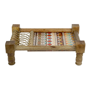 Lit de jour en bois artisanal avec un tressage de corde géométrique multicolore et vibrant, disponible à prix de gros. - Product Image 2