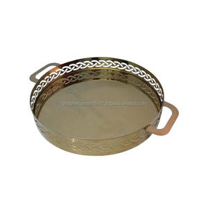 Bandeja decorativa para servir con diseño de calado de metal con doble MANGO y chapado en oro para alojar y mostrar alimentos y bebidas - Product Image 2