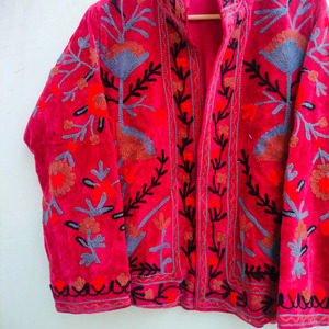 Veste matelassée en velours rose respirant, fabriquée à la main, avec broderie florale complexe, élégante tenue traditionnelle indienne pour l'hiver - Product Image 6
