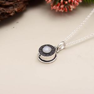 จี้รูปทรงล็อกเก็ตประดับมูนสโตนสีรุ้ง NIKHIL GEMS ทำด้วยมือจากเงินแท้ 925 สไตล์วินเทจ เหมาะสำหรับเป็นของหมั้น ใช้ได้ทั้งผู้หญิงและผู้ชาย พร้อมจี้เสริมเสน่ห์แบบซ่อน - Product Image 4