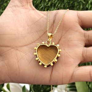 Collar con colgante de corazón tallado a mano en piedra natural de ojo de tigre de alta calidad con circonitas multicolor y chapado en oro de 18k. - Product Image 6