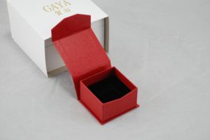 Boîte à bijoux rectangulaire en or avec motif de roses en feuille d'or, extérieur en papier artistique et intérieur en velours, 60x56x35mm - Product Image 5