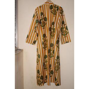 Robe longue en coton imprimée à la main pour femme, motif floral rayé moutarde, coupe ample, col en V - Product Image 4