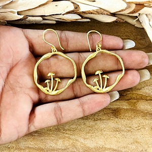Boucles d'oreilles pendantes champignon bohèmes au design unique, boucles d'oreilles tribales en laiton pour femmes, plaquées or 18 carats, boucles d'oreilles créoles nature pour la vente en gros OEM ODM - Product Image 2